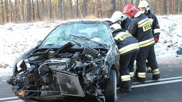 Wypadek na trasie Dolnik-Skórka. Peugeot wylądował w rowie