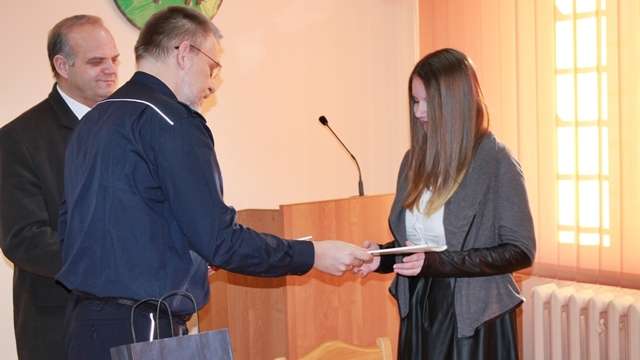 Znalazła portfel z blisko 2000 zł i go oddała. W zamian została nagrodzona 