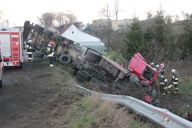 Wypadek. Ciężarówka z cysterną wypadła z drogi