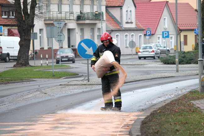 Olej rozlany na złotowskich ulicach