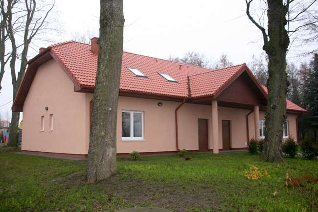 Siostra bliźniaczka. Nowa sala wiejska