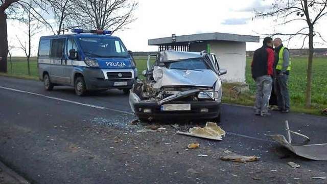 Osobówka zderzyła się z autobusem