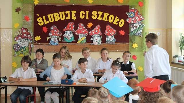 Ścian kolorowych i ławek zdrowych