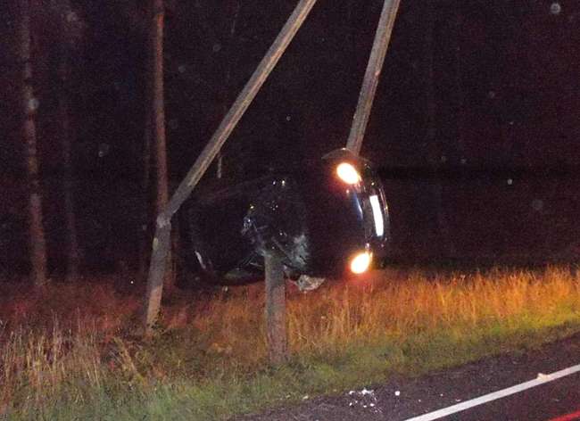 Auto na słupie. Kobiety przeżyły