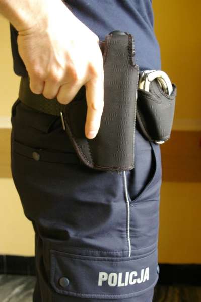 Chciał broń policjantki?