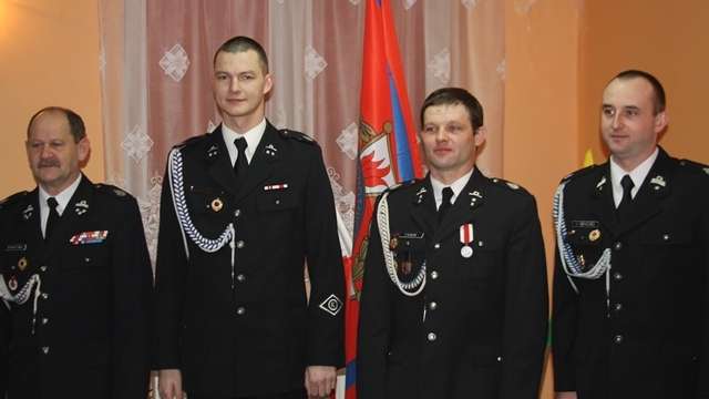 Za mundurem panny sznurem