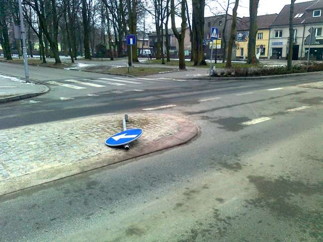 [PoruszProblem] Złamany znak - była kolizja czy wandale?
