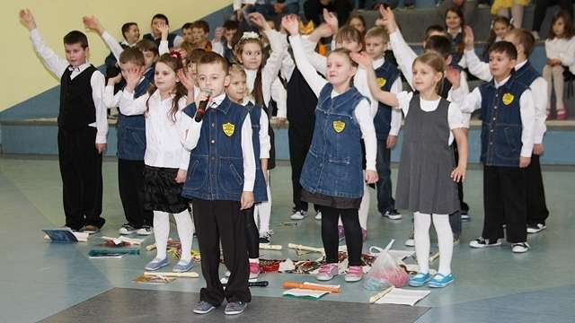 Za mundurkiem już nie sznurkiem