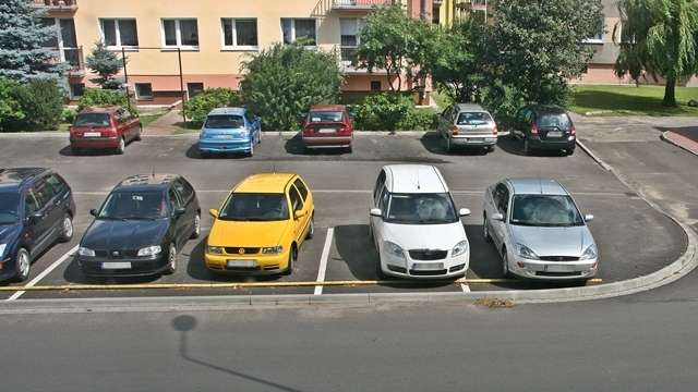 Auto między liniami