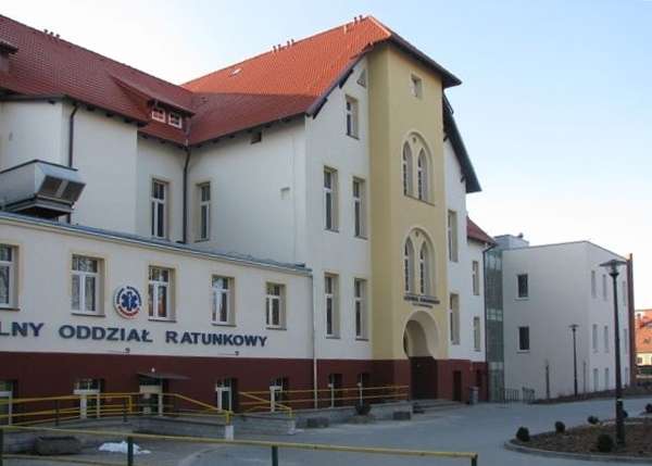 Szpital oszczędzi na ludziach