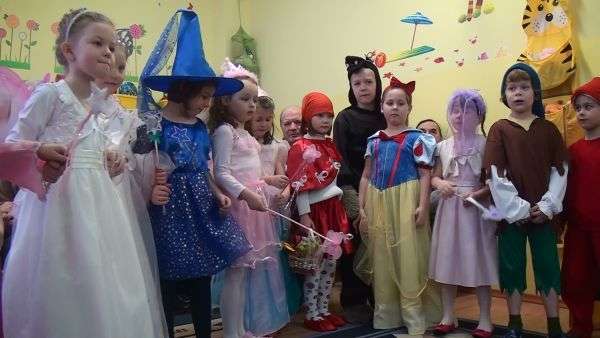 Bajkowe jasełka na dniu babci i dziadka w przedszkolu nr 3