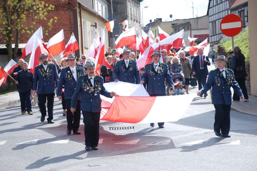 Przemarsz ulicami Łobżenicy z okazji Dnia Flagi Rzeczypospolitej Polskiej
