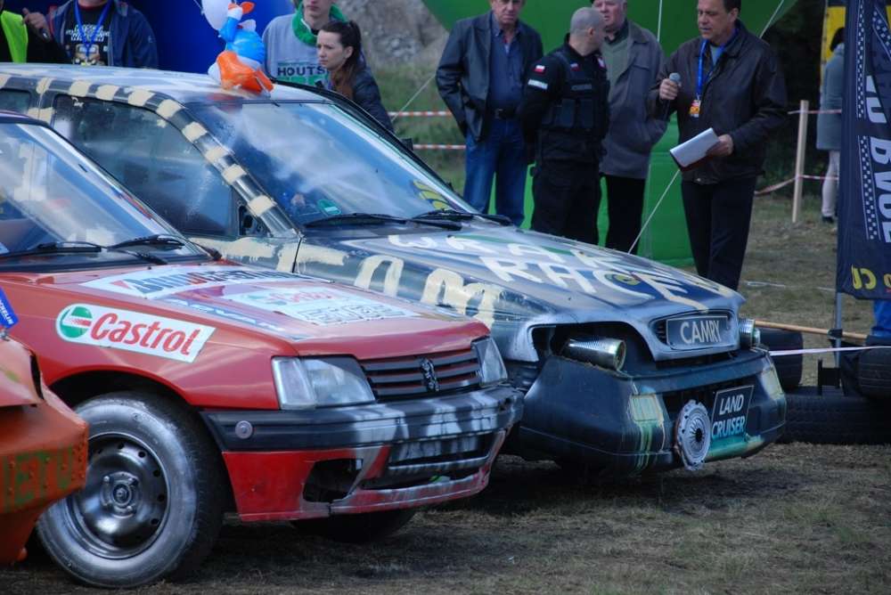 Wyścig samochodowych wraków