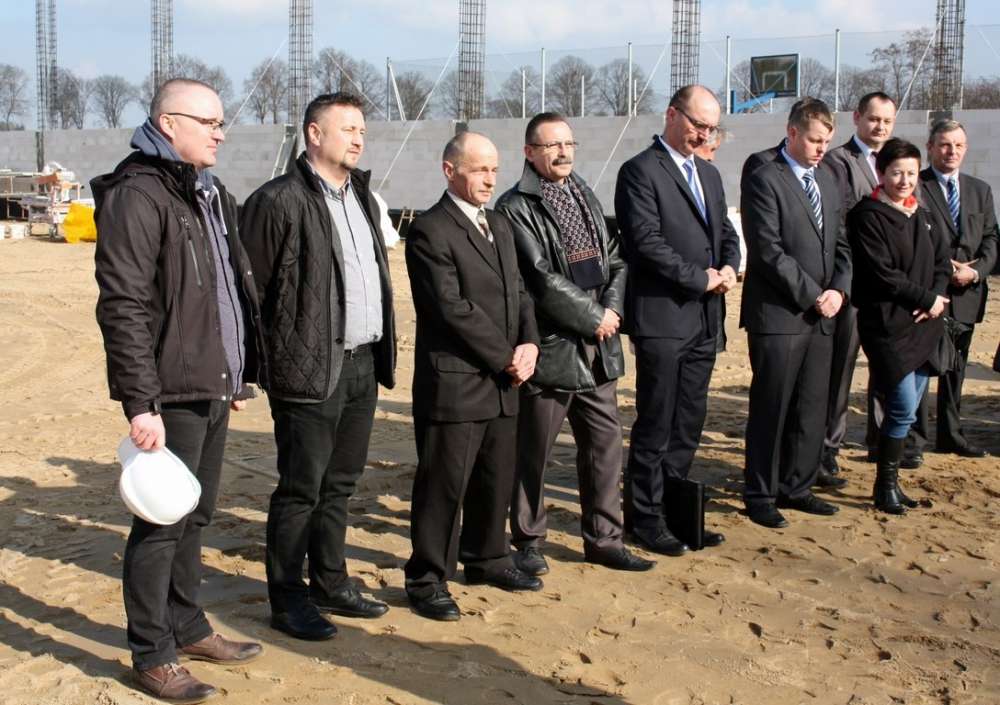 Wmurowanie kamienia węgielnego pod budowę hali środowiskowo-sportowej w Radawnicy