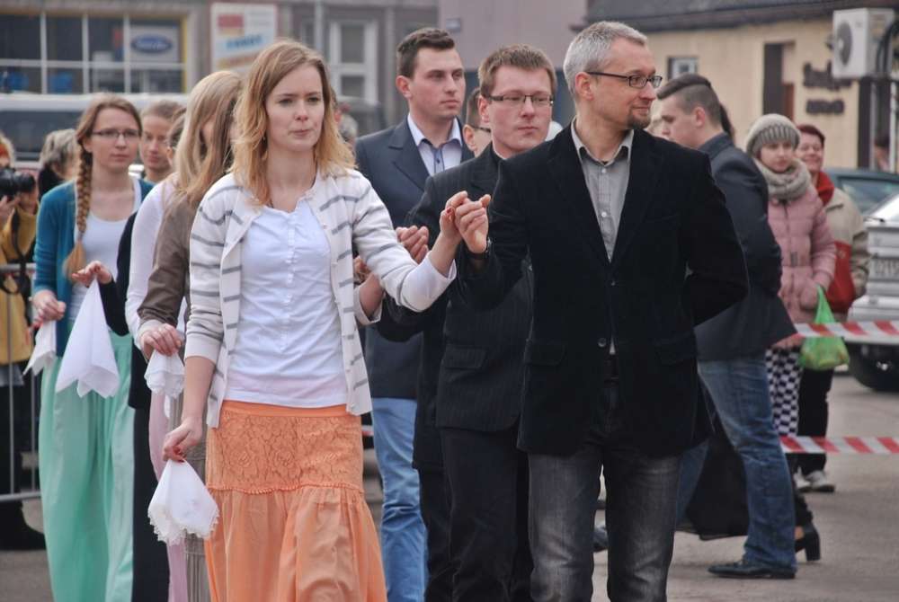 Łobżeniccy maturzyści zatańczyli Poloneza na ulicach miasta