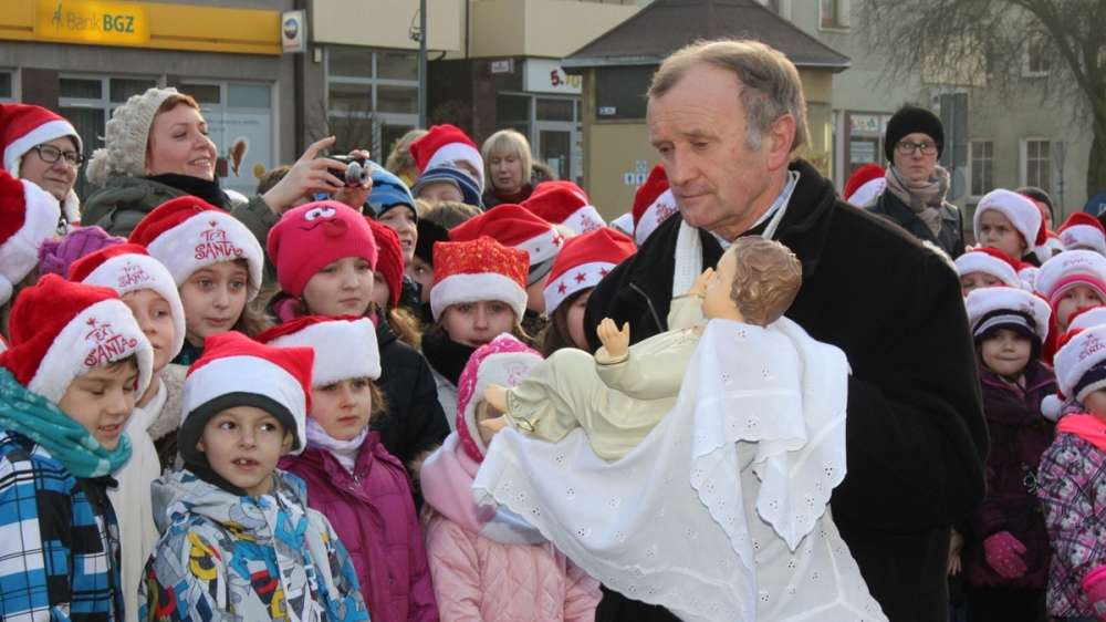Poświęcenie miejskiej stajenki na Placu Paderewskiego w Złotowie