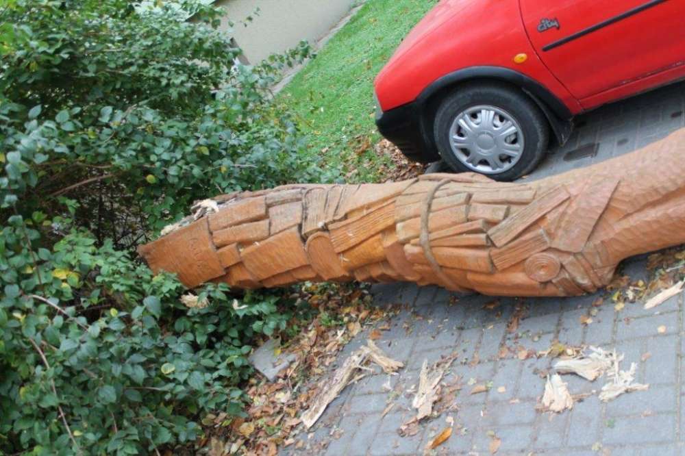 Rzeźba uszkodziła auta