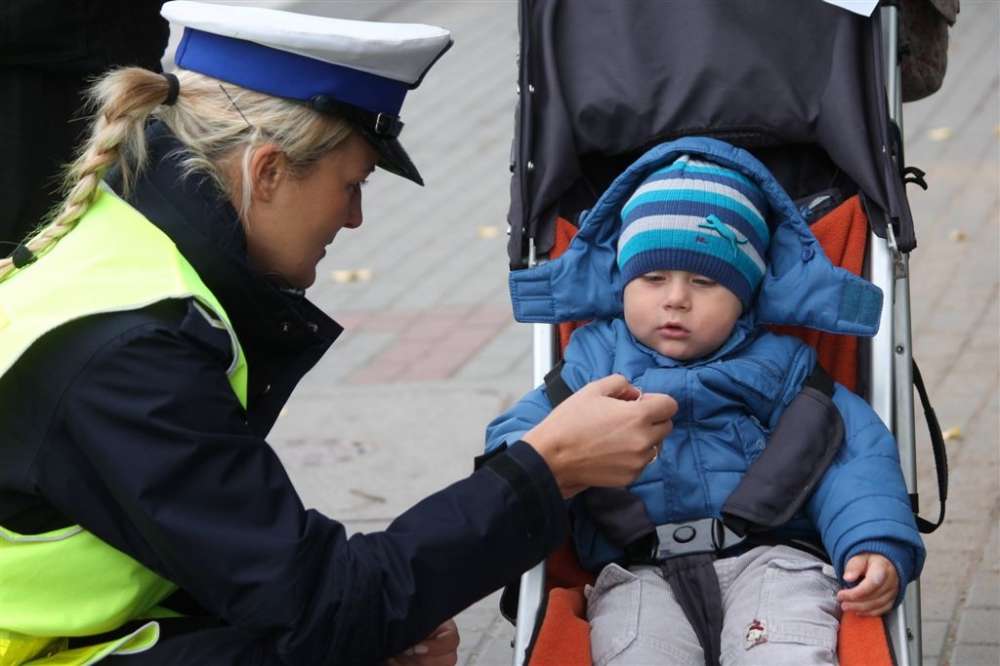 Młodzież uczy rowerzystów. Akcja prewencyjna policji i uczniów klas mundurowych z Krajenki