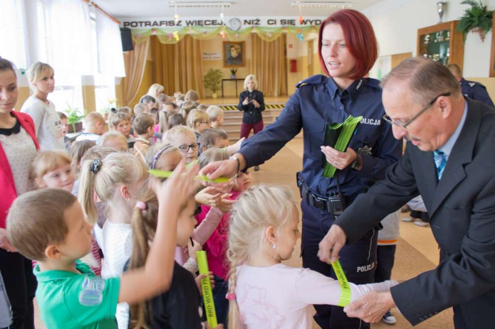 Błyśnij na drodze. Policjanci wyposażają dzieci w odblaski