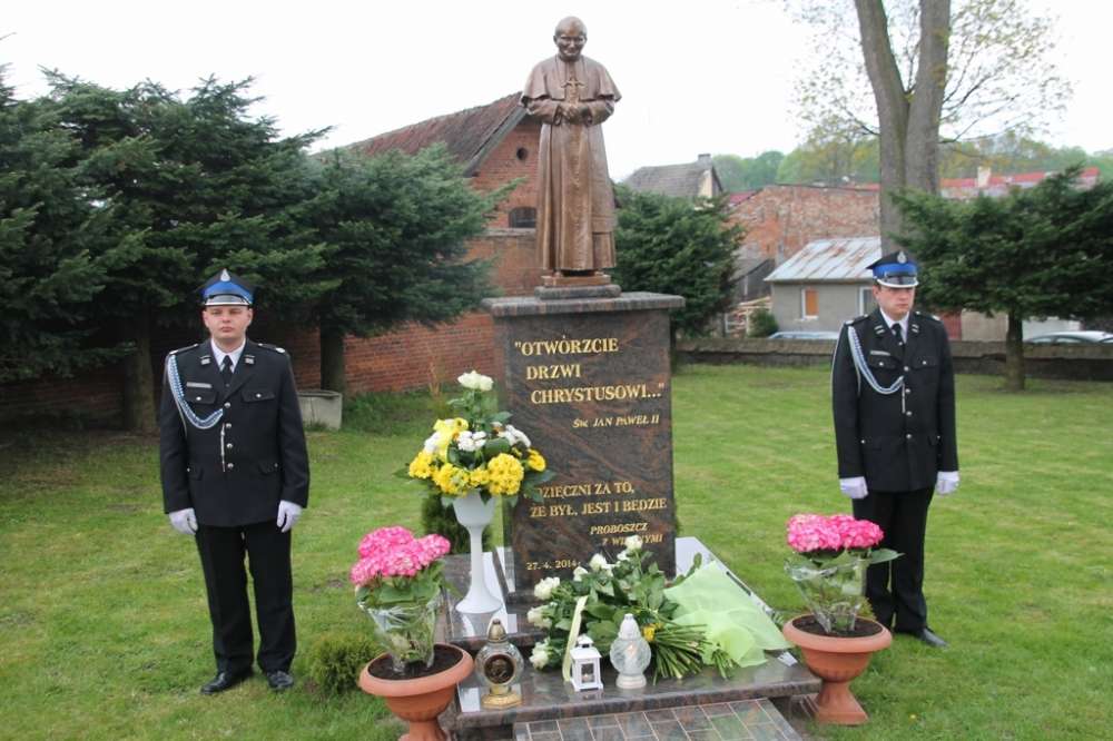 Uroczystość poświęcenia pomnika JPII w Sypniewie