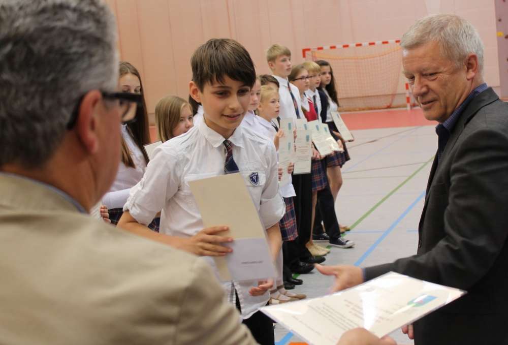 Wręczenie stypendiów burmistrza dla najlepszych uczniów z terenu miasta