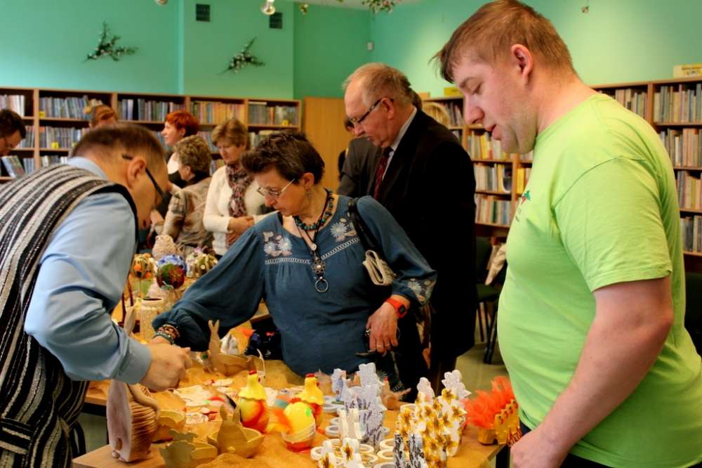 Kiermasz Wielkanocny w Miejskiej Bibliotece Publicznej oficjalnie otwarty