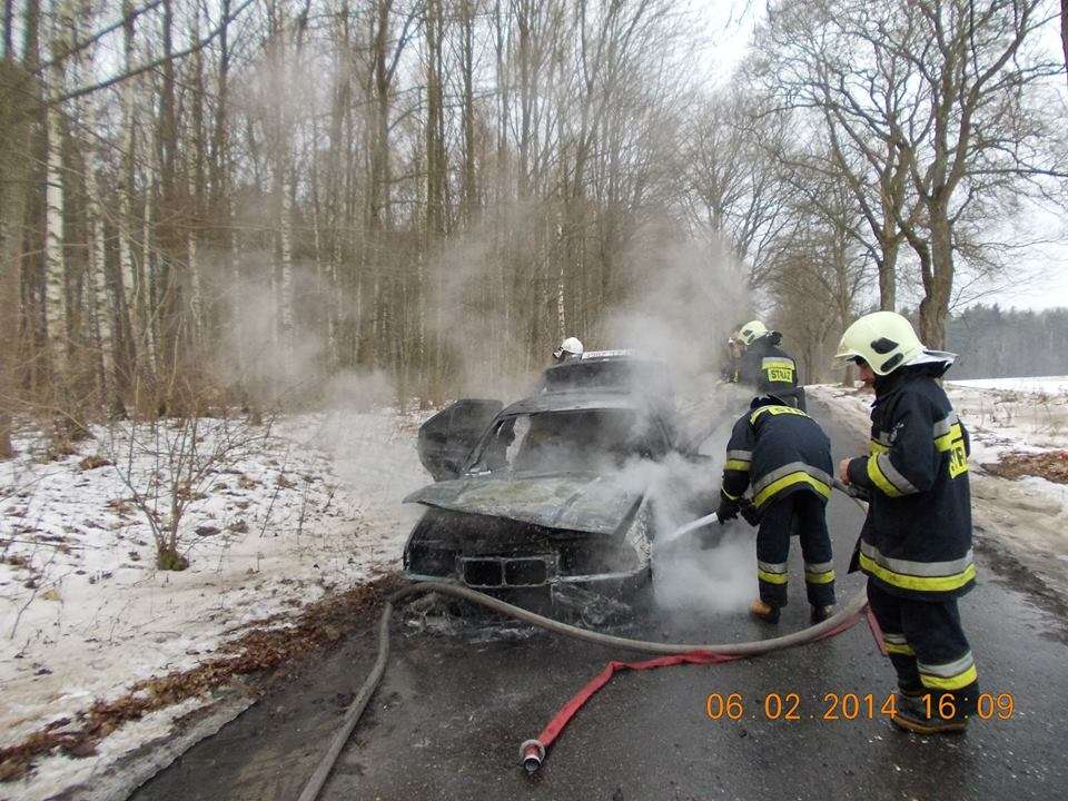 Na trasie Pniewo-Ciosaniec zapaliło się BMW