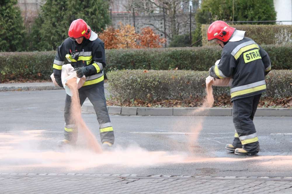 Olej na drodze. Akcja straży trwa