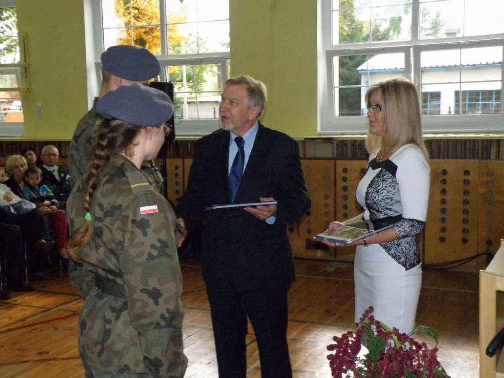 Uroczystość nadania Złotego Medalu Opiekuna Miejsc Pamięci Narodowej dla ZSP w Łobżenicy