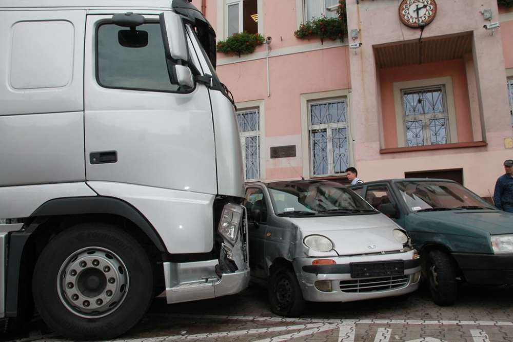 Tir staranował trzy auta