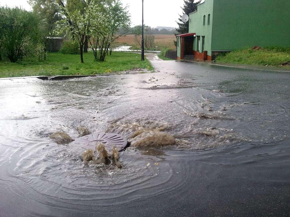 Smród po burzy - studzienki wybijają