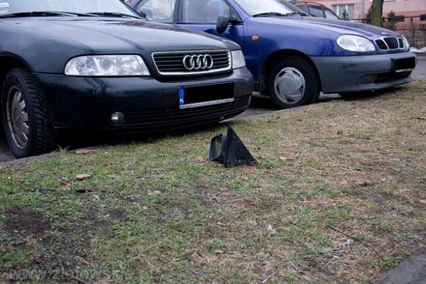 Wandale na parkingu