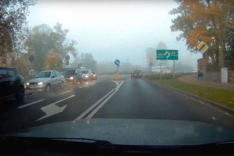 Jak sprawnie przejechać przez Złotów przed 8 rano? Nie da się.