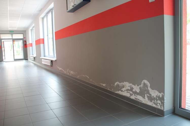 Nowa hala sportowa z wodą w ścianach