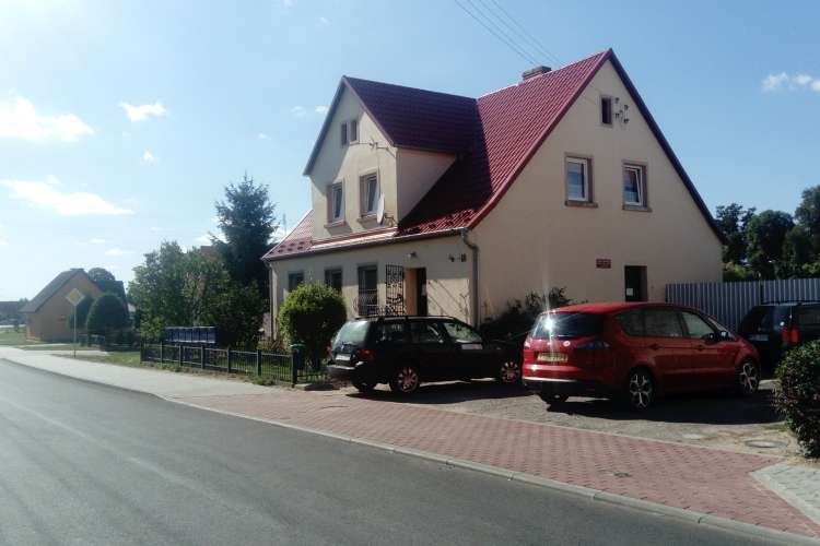 Ciasno przy ośrodku pomocy społecznej