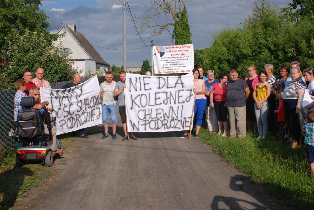 Mieszkańcy Podróżnej manifestowali przeciwko budowie kolejnej chlewni w ich wsi [WIDEO]
