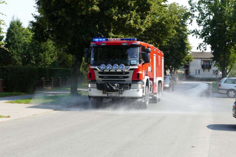 Strażacy zraszają drogi