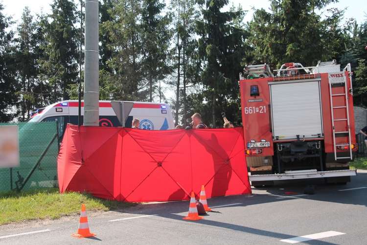 Strażacy i służby medyczne walczyli o życie rowerzysty. Mężczyzna zmarł [AKTUALIZACJA] [WIDEO]