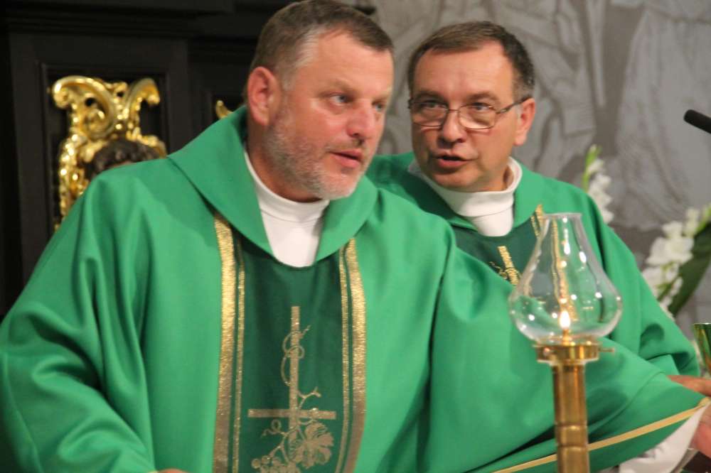 Parafianie pożegnali księdza Dariusza Chabraszewskiego i powitali księdza Kazimierza Świderskiego