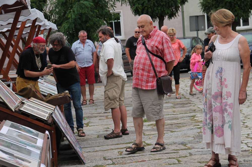 Targowisko z artystami na placu Paderewskiego