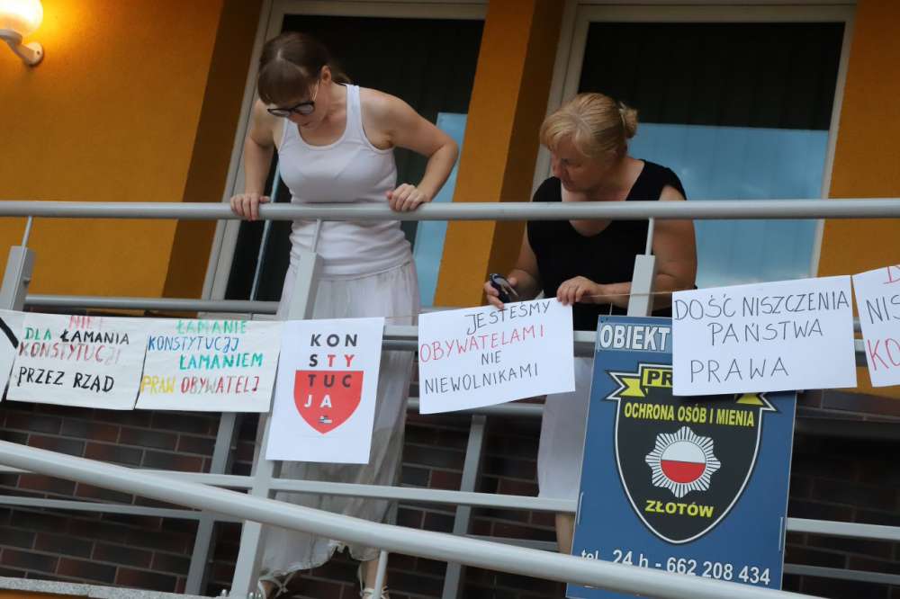 Łańcuch światła przed budynkiem Sądu w Złotowie