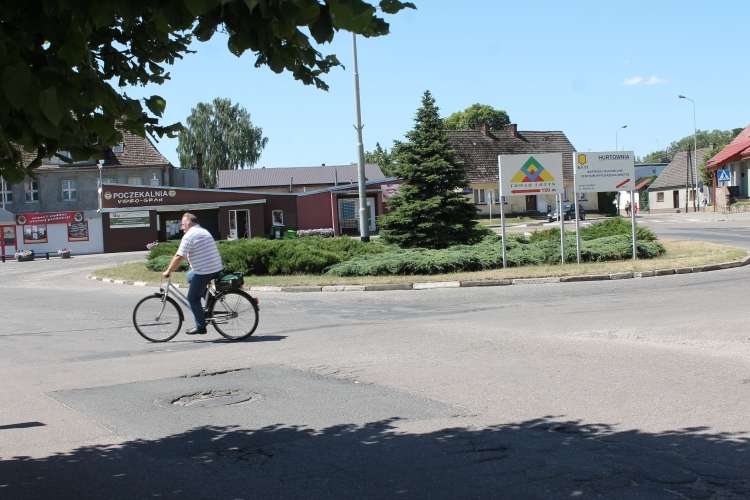 Uliczny galimatias na skrzyżowaniu w Okonku