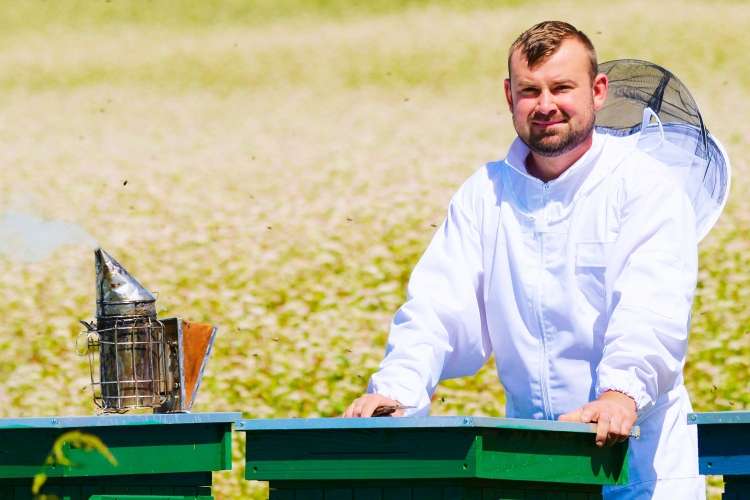 Arkadiusz Michalski o pracy w pasiece i w samorządzie