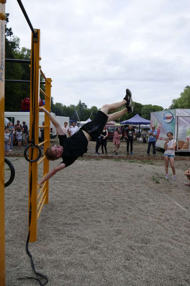 Pokazu kalisteniki w wykonaniu grupy Street Workout Lipka