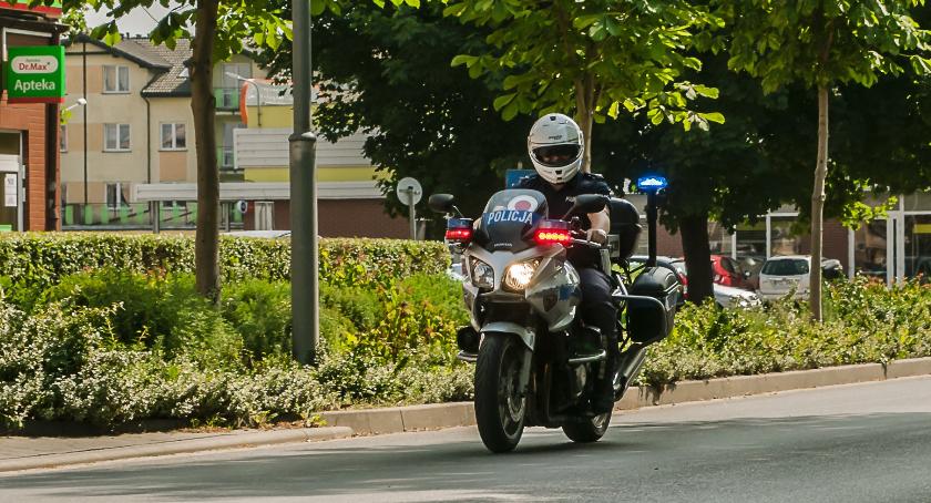 Policjanci sprawdzają oznakowanie przy placówkach oświatowych