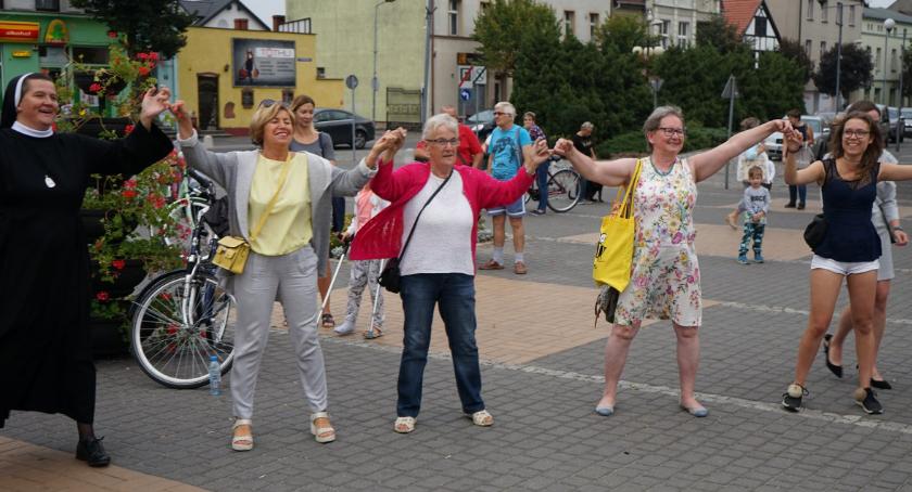 Kobiety Złotowszczyzny zatańczyły na Placu Paderewskiego w Złotowie