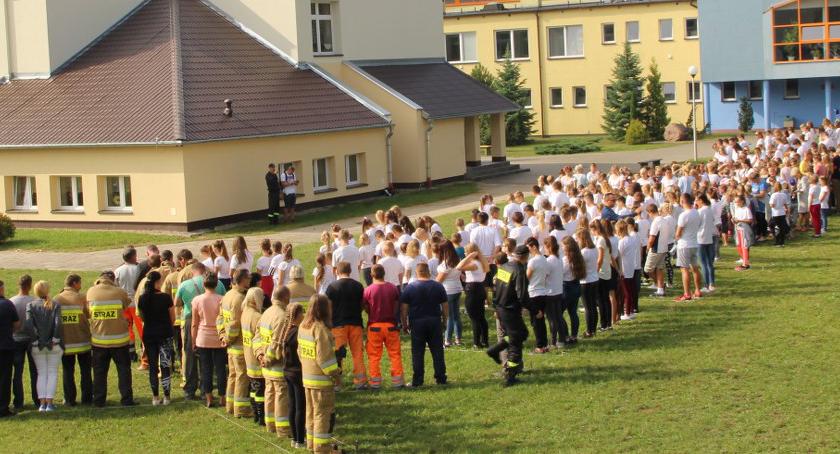 Ponad 400 osób utworzyło dziś w Zakrzewie napis, który został uwieczniony z perspektywy lotu ptaka!