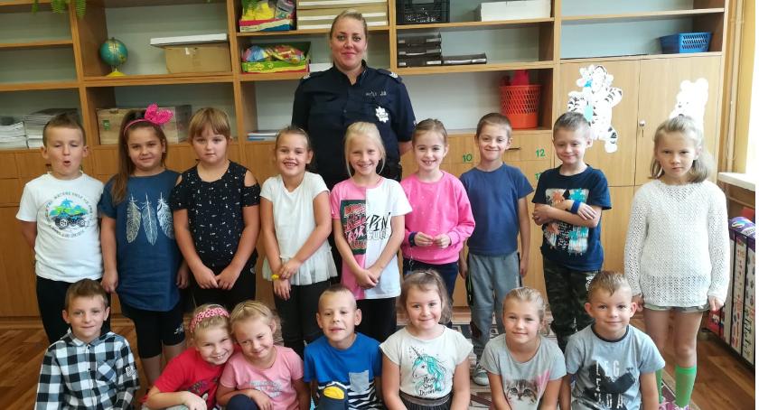 Policjanci edukują najmłodszych