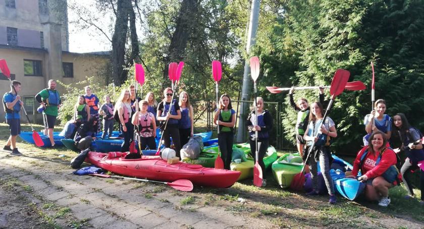 Przyrodnicy z II LO na spływie kajakowym Głomią
