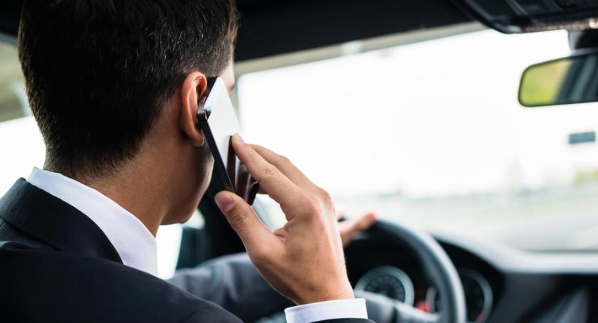 21 kierowców rozmawiało przez telefon w czasie jazdy